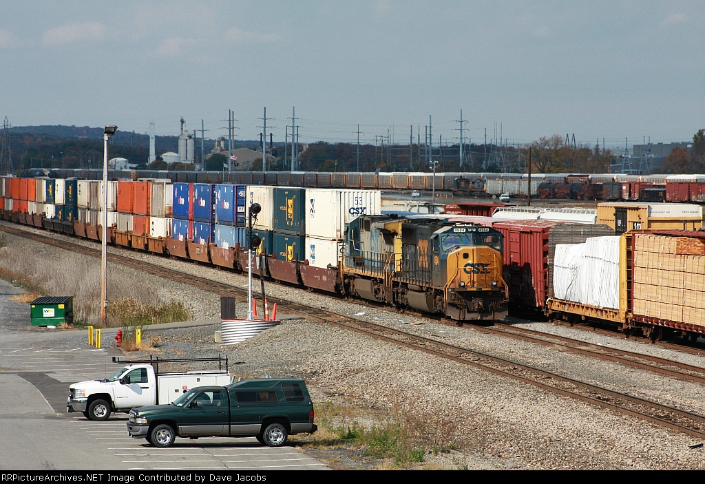CSX 4504 awaiting a crew change to continue down the river line
